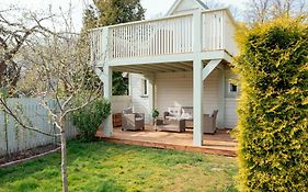 Cabin Guesthouse With Free Parking